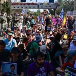 israilli rehine ailelerinden tel avivde protesto B2F69s8g