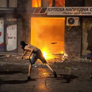 sirbistan sokaklari alevlendi bl6xyuew