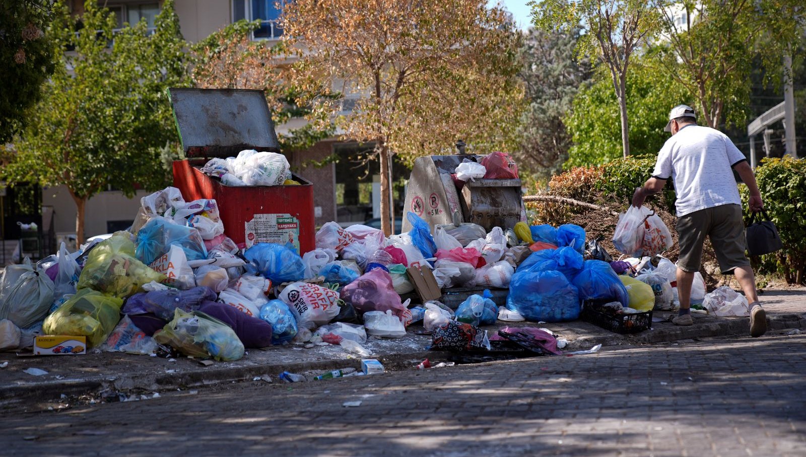 karsiyakada isciler grevde sokaklar coplerle doldu Wxzq8DGH