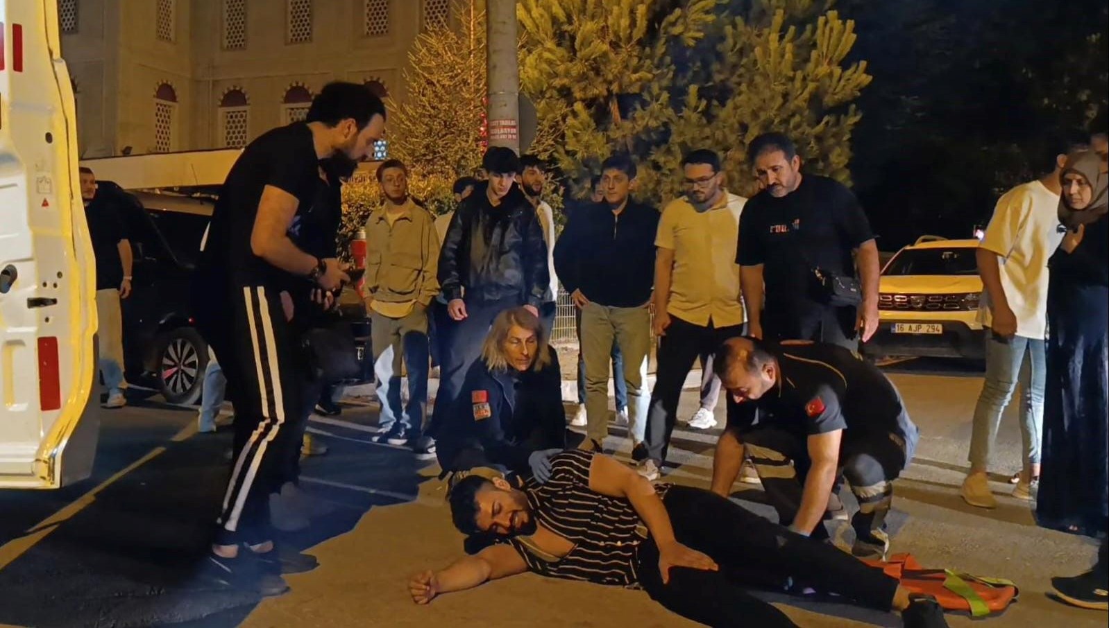 otomobille elektrikli bisiklet carpisti bisiklet surucusu agir yaralandi npaiTG1D