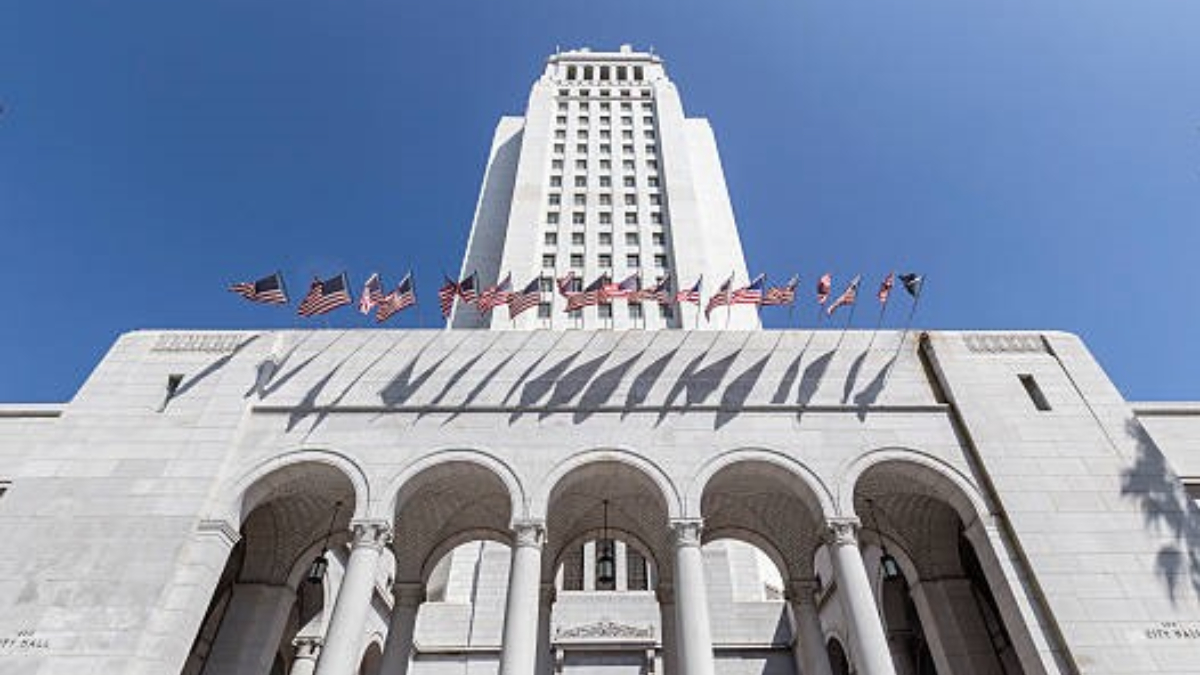 abdde aracla belediye binasina carpan surucu gozaltina alindi D4AMUv9d
