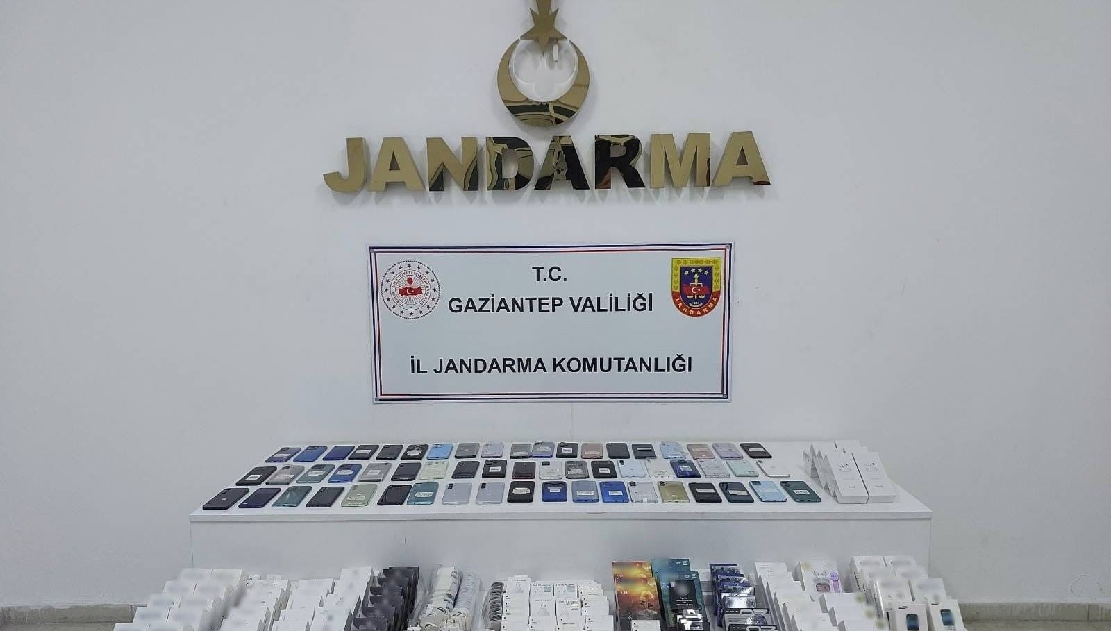 gaziantepde operasyon 1 milyon 900 bin degerinde kacak urun ele gecirildi hDjr3knl.jpg