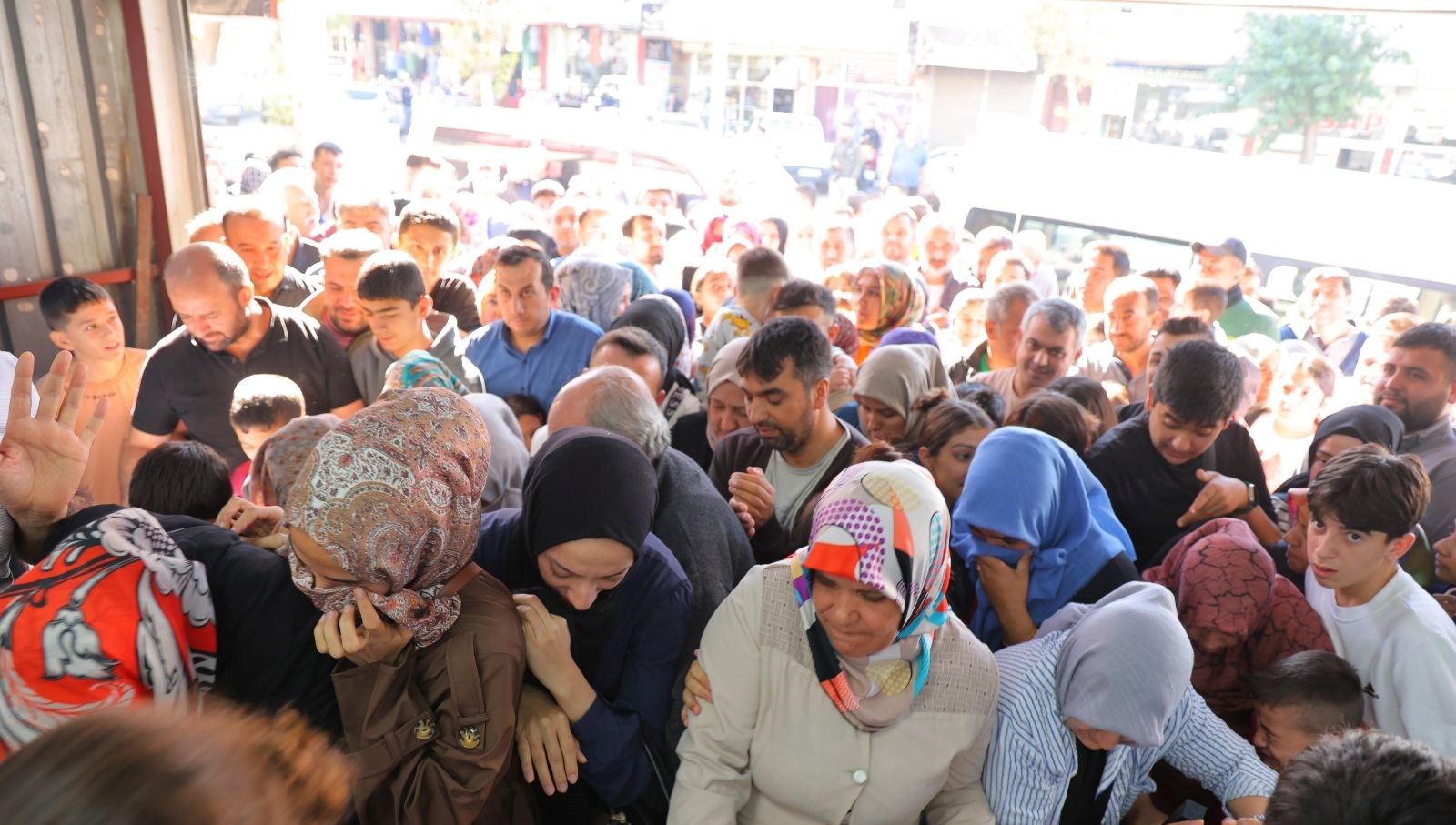 giyim magazasinda indirim izdihama neden oldu X4PNfWEv