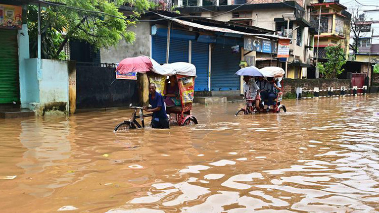 hindistanda sel ve heyelanlar 18 kisinin olumune yol acti bzM8sJ4D