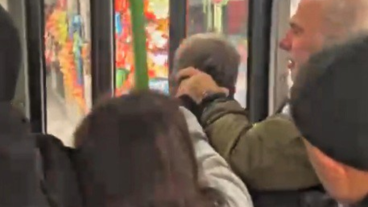 istanbulda ozel halk otobusunde bastonlu kavga d55LRHgn.jpg