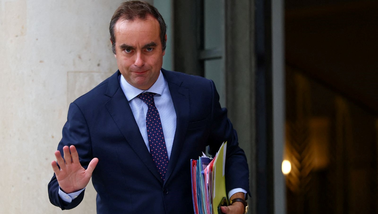 istifa etmisti macron lecornuyu yeniden basbakanliga atadi RYSftz47