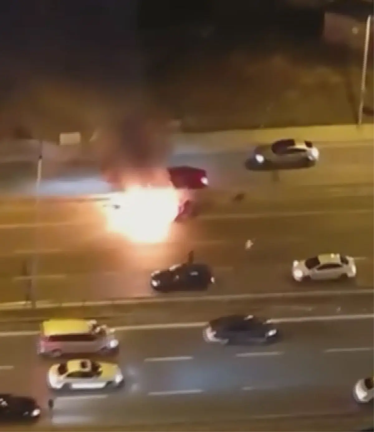 pendikte otomobil yangini b4DmpP5e.jpg