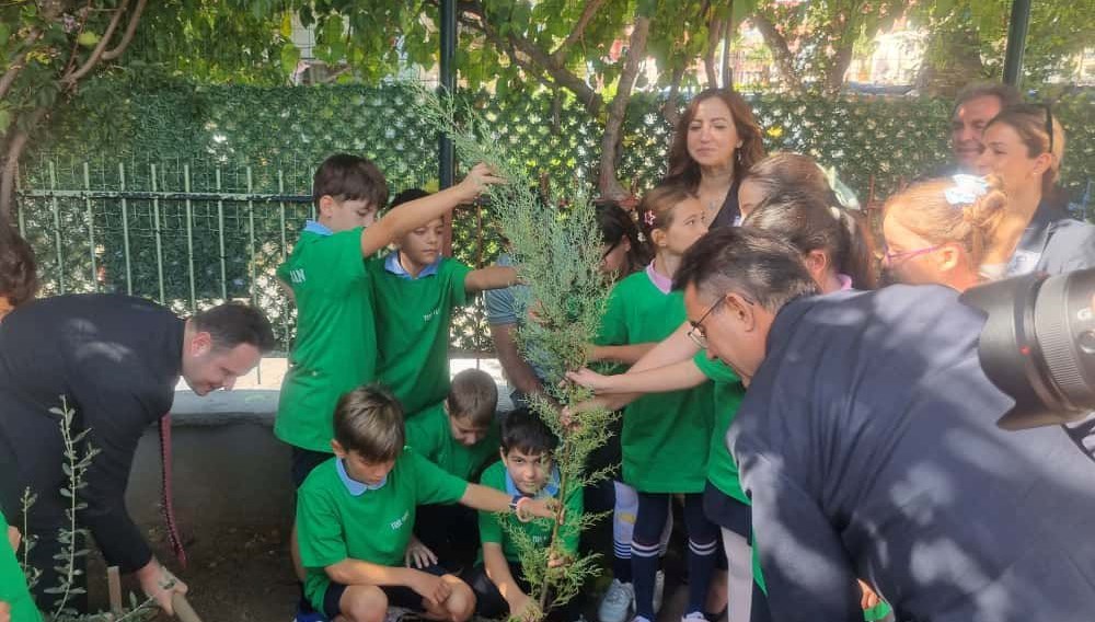 sehit ogretmen adinin verildigi okulda anildi yNiVb7qG.jpg